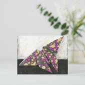 Carte Postale Papillon Origami sur papier floral (Debout devant)