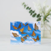 Carte Postale Papillons de monarque dans le ciel (Debout devant)