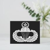 Carte Postale Parachutist badge, Master (Debout devant)