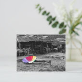 Carte Postale Parapluie sur un marché (Debout devant)