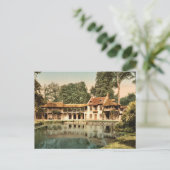 Carte Postale Parc du Petit Trianon, Maison du Seigneur, Versail (Debout devant)