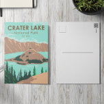 Carte Postale Parc national du lac Crater Oregon Vintage<br><div class="desc">Design vectoriel de Crater Lake. Le parc se trouve dans les montagnes Cascade du sud de l'Oregon. Elle est connue pour son lac Crater,  baptisé par le volcan aujourd'hui disparu,  le Mont Mazama.</div>
