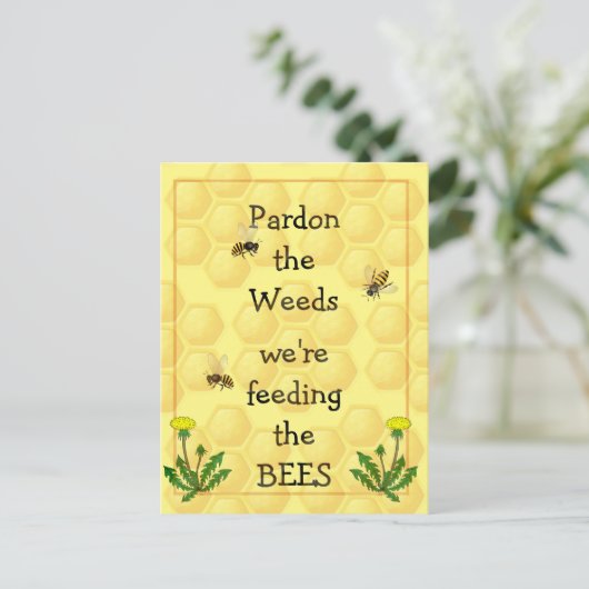 Carte Postale Pardon mauvaises herbes Nourrir les abeilles Amusa (Debout devant)