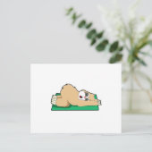 Carte Postale Paresseux au yoga sur tapis de yoga (Debout devant)