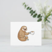 Carte Postale Paresseux avec tasse de café (Debout devant)