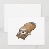 Carte Postale Paresseux dormant avec planche de skateboard (Devant / Derrière)