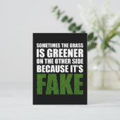 Carte Postale Parfois, l'herbe est plus verte parce qu'elle est  (Debout devant)