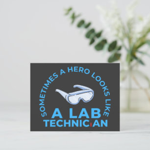 Carte Postale PARFOIS UN HÉROS RESSemble À UN TECHNICIEN DE LABO