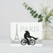 Carte Postale Paris Skyline Tour Eiffel Couple Amour Gris, Blanc (Debout devant)