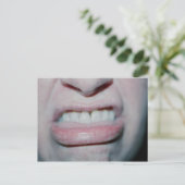Carte Postale Pas de sourire aujourd'hui (Debout devant)