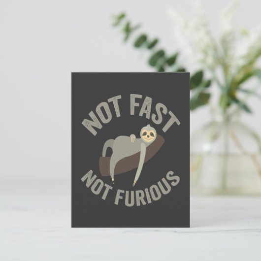 Carte Postale Pas Rapide Pas Furieux Sloth Funny Slogan Animal (Debout devant)