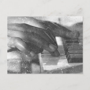 Carte Postale pattes de peau foncée bw jouer piano clavier grung