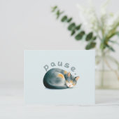 Carte Postale Pause. Conception de chat endormi (Debout devant)