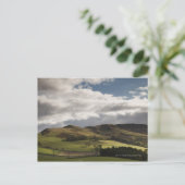 Carte Postale Paysage Avec Collines Et Nuages Au-Dessus (Debout devant)