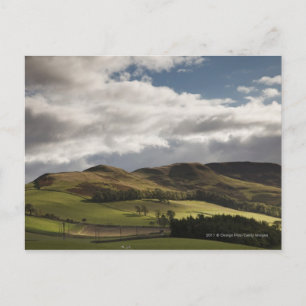 Carte Postale Paysage Avec Collines Et Nuages Au-Dessus