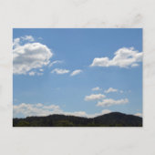 Carte Postale Paysage avec des collines vertes, des arbres et de (Devant)