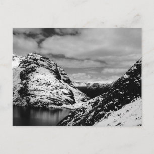 Carte Postale Paysage de lac de montagne enneigée avec nuages