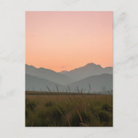 Paysage de montagnes d'herbe sauvage au coucher de