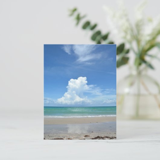 Carte Postale Paysage de plage avec nuages de tempête Photograph (Debout devant)