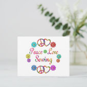 CARTE POSTALE PEACE LOVE SEWING (Debout devant)