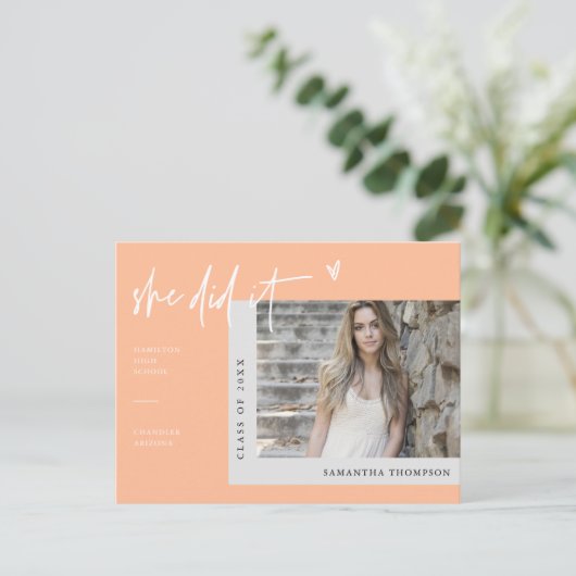 Carte Postale Peach Minimal Photo Elle L'A Fait Graduation (Debout devant)