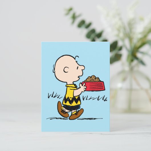Carte Postale Peanuts | Charlie Brown avec l'assiette de Snoopy (Debout devant)