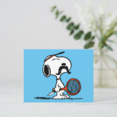 Carte Postale Peanuts | La Moustache de Snoopy Joue au Tennis (Debout devant)
