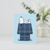 Carte Postale Peanuts | Maison de chien de Snoopy à carreaux en  (Debout devant)