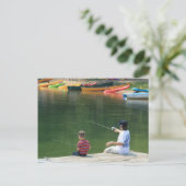 Carte postale "Pêcher au lac" (Debout devant)