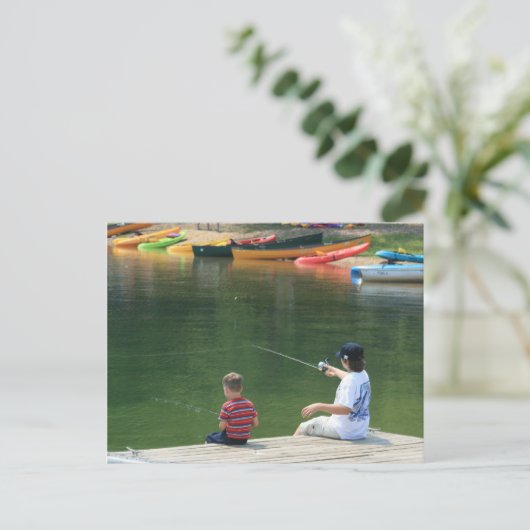 Carte postale "Pêcher au lac" (Debout devant)