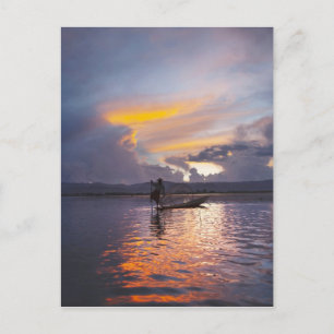 Carte Postale Pêcheur Intha en barque à rames à jambes pêchant a