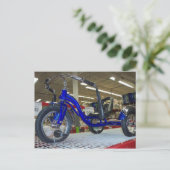 Carte Postale Pedal Trike à basse altitude (Debout devant)