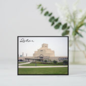 Carte Postale pelouse du musée de doha (Debout devant)