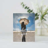 Carte Postale "Penser à toi" Fille, parapluie reflété dans la pi (Debout devant)