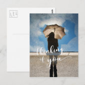 Carte Postale "Penser à toi" Fille, parapluie reflété dans la pi (Devant / Derrière)