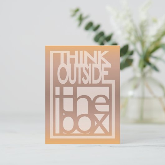 Carte Postale Pensez à l'extérieur de la conception de devis de (Debout devant)