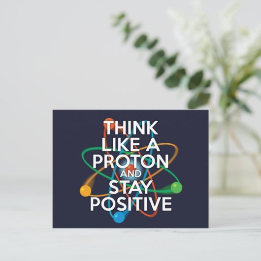 CARTE POSTALE PENSEZ À UN PROTON ET RESTEZ POSITIF (Debout devant)