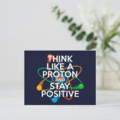 CARTE POSTALE PENSEZ COMME UN PROTON ET RESTEZ POSITIF (Debout devant)