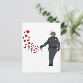 Carte Postale Pepper Spray Cop décontracté avec Coeurs en couleu (Debout devant)