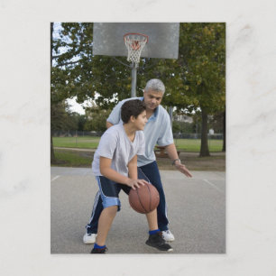Carte Postale Père et fils hispaniques jouant au basket-ball