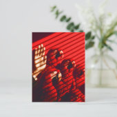 Carte Postale Perroquets rouges et main (Debout devant)