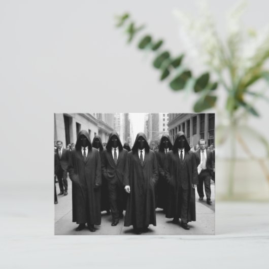 Carte Postale Personnes Bizarres et Flippantes avec Capuchon (Debout devant)