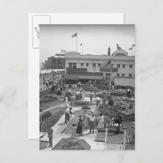 Carte Postale Personnes jouant au mini golf vue surélevée B&W (Devant / Derrière)