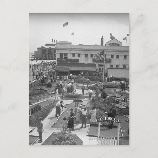 Carte Postale Personnes jouant au mini golf vue surélevée B&W (Devant)