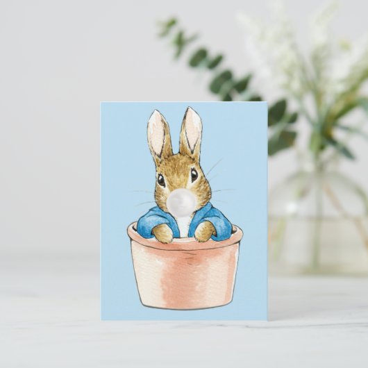 Carte Postale Peter le lapin en pot blanc Bubble gomme (Debout devant)