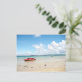 Carte Postale Petit bateau rouge (Debout devant)