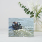 Carte Postale Petit chalutier, port de Cardiff Bay (Debout devant)