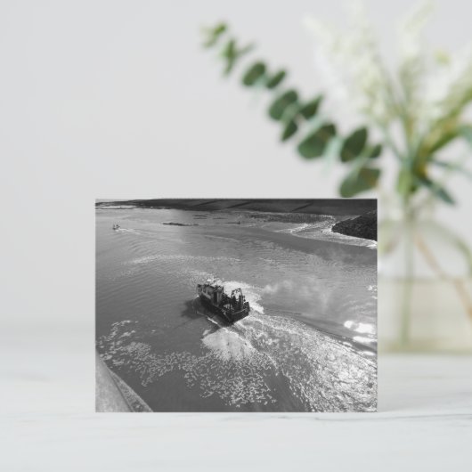 Carte Postale Petit chalutier, port de Cardiff Bay - B&W (Debout devant)