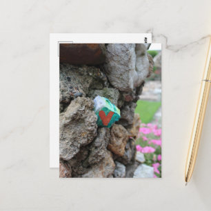 Carte Postale Petit cœur peint caché dans un mur de pierres