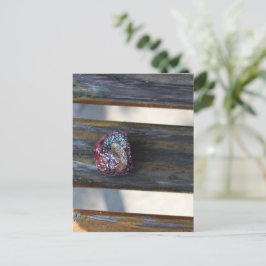 Carte Postale Petit cœur peint sur un rocher caché sur un banc (Debout devant)